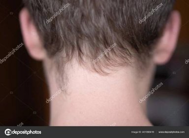 Pohled z týla muže s neostříhanými vlasy. Dospělý muž s krátkými vlasy na zádech. Dospělý muž s nedbalým účesem a krkem zarostlým vlasy.