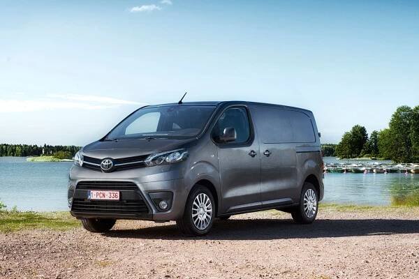 Nová Toyota Proace klame tělem. Do kompaktní dodávky můžete vměstnat až 1,4 tuny nákladu