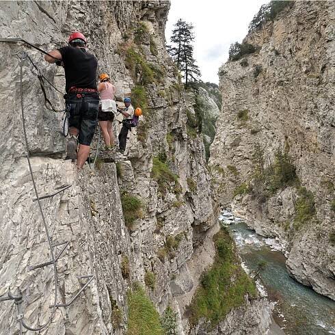 Groupe en via ferrata sur une falaise