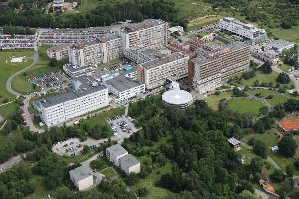 Plzeňská Fakultní nemocnice se vrací do standardního provozu. Samozřejmostí zůstává nošení roušek