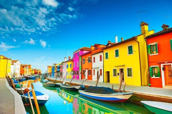 barevné domy na kanálu na ostrově burano v itálii. - burano - stock snímky, obrázky a fotky