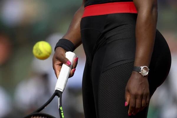 Třetí den v Paříži: Serena vyrukovala na Plíškovou v přiléhavém kočičím overalu