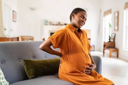 těhotná afroamerická žena má zad během těhotenství - about to give birth - stock snímky, obrázky a fotky