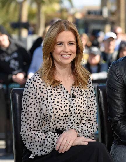 Jenna Fischer visits "Extra" at Universal Studios Hollywood