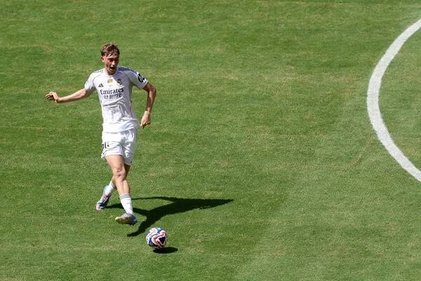 Dean Huijsen passing the ball.