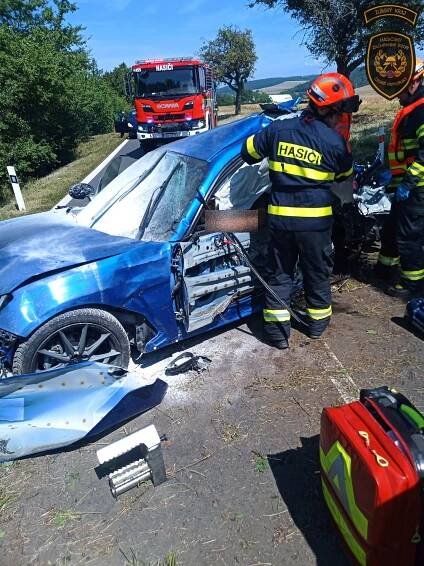 U Zdounek vážně havaroval řidič s vozem do stromu. Zachránil jej i systém eCall