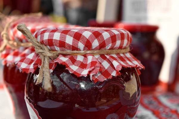 Sklenice od marmelády patří do kontejneru na sklo - Dřevostavitel.cz