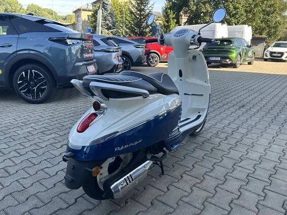 Django 125i Standard – Blue/Milky White – Peugeot Auto Drásta s.r.o.