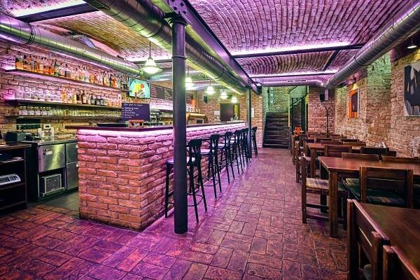 Stylová restaurace Stará Tkalcovna typická prostorem a designem.