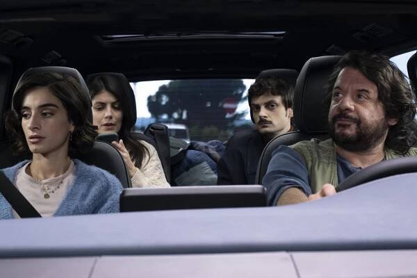 Michela De Rossi, Alessandra Mastronardi, Fabio Rovazzi, Pasquale Petrolo - Con chi viaggi - Z filmu