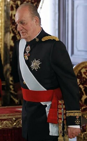 Španělský král narazil hlavou do dveří. Podívejte, s jakým monoklem skončil