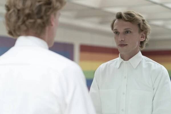 Jamie Campbell Bower alias Vecna ze Stranger Things, Danny John-Jules jako Kocour z Červeného trpaslíka, Franco Nero a další