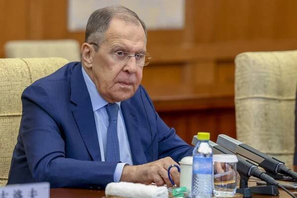 Lavrov jede do Pchjongjangu. KLDR však už Rusku začala dodávat munici - Minutové zprávy 