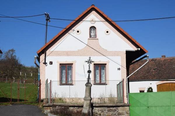 Křížek před domem čp.10