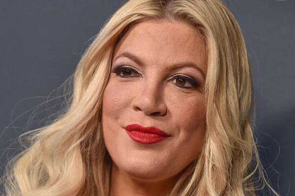 Tori Spelling rozjela svůj podcast. Mluví v něm o plenkách a o praseti, které se pomočilo v manželské posteli - OnlyU