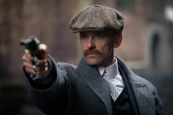 FOTO: Paul Anderson skvěle ztvárnil Tommyho bratra Arthura. – stránka 31