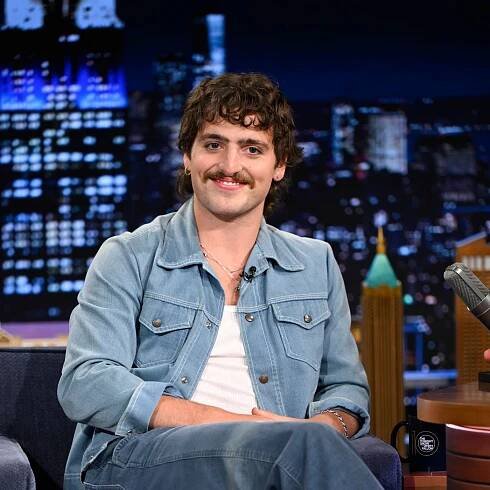 Benson Boone Just Flipped Off Jimmy Fallon’s Desk