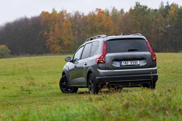 Dacia Jogger Hybrid spojuje úspornost s praktičností. Není ale pro každého, má totiž jednu větší slabinu