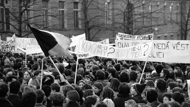 Sametovou revoluci pochopitelně provázejí fámy, řekl historik - Novinky