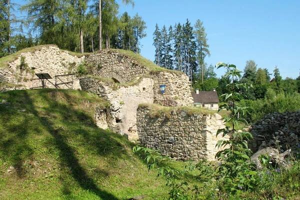 Zřícenina hradu Pořešín: K hradu s bohatou historií se váže pověst takřka hororová