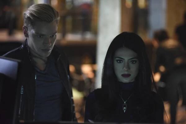 Dominic Sherwood, Emeraude Toubia - Lovci stínů: Nástroje smrti - Rozdělení - Z filmu