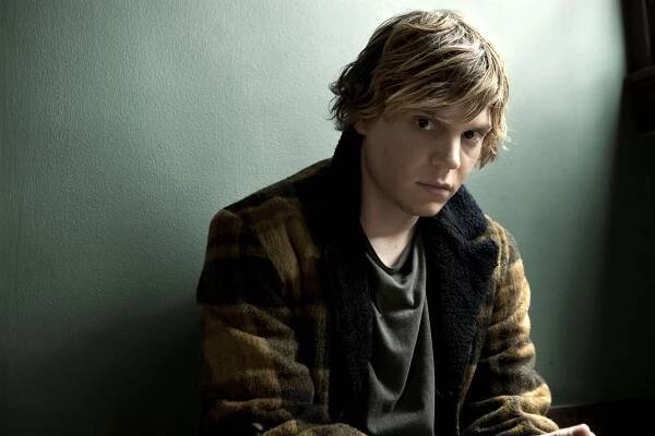 Umí skvěle sociopaty, Hollywood ho zatím přehlíží: Kdo je Evan Peters, představitel kanibala Dahmera - Expres FM