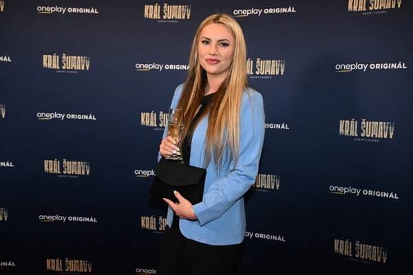 FOTO: Viktorie Vacková si slavnostní premiéru užívala. – stránka 9