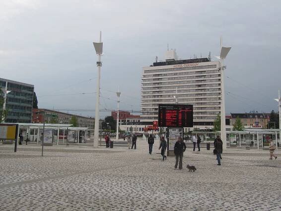 Soubor:Hradec Králové, Riegrovo náměstí.jpg – Wikipedie