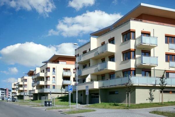 Úrokové sazby u hypotečních úvěrů zřejmě narazily na své dno. Od pondělí je zdražuje první velká tuzemská banka.