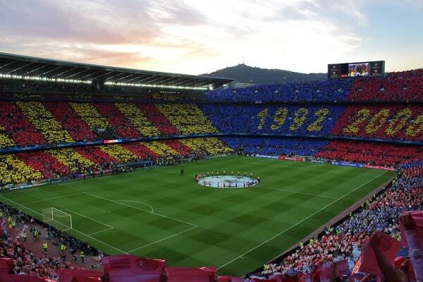 Nou Camp, Barcelona, Španělsko - 6. dubna 2015: pohled Futbol Club Barcelona si stadionu během utkání semifinále Ligy mistrů mezi FC Barcelona a FC Bayern Mnichov, který skončil 3: 0. — Stock obrázek