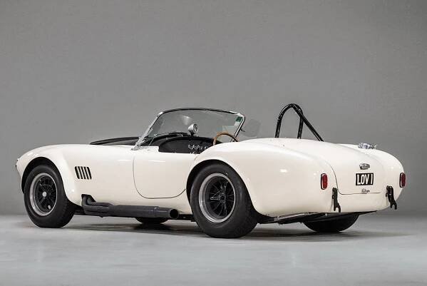Nejvýznamnější a nejdražší Shelby Cobra? Závodní verze s příběhem jde v březnu do aukce