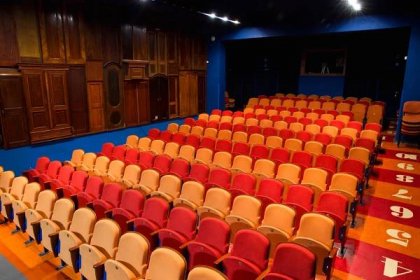 Divadlo Drak - hlavní scéna - HKPoint - Vstupenky, předplatné, předprodej