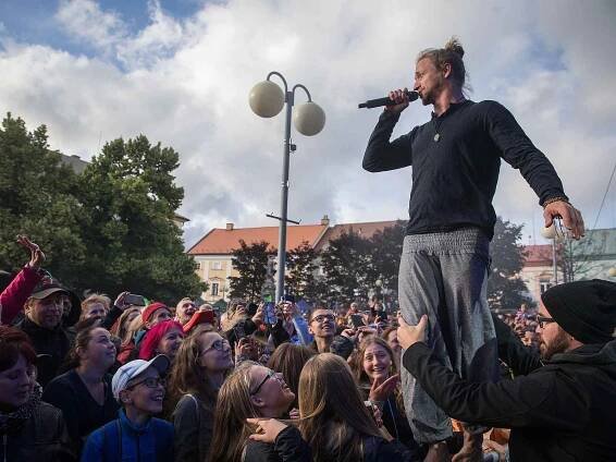Zpěvák Klus nebojuje sám. K bojkotu Babiše se připojili Macháček i Pazderková