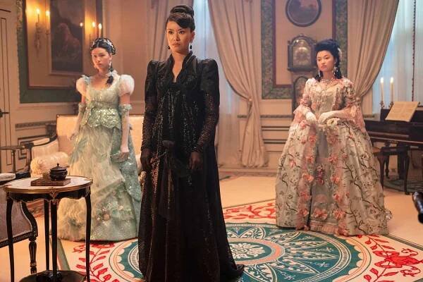 Isabella Wei as Posy Li, Katie Leung as Lady Araminta Gao, Michelle Mao as Rosamund Li in episode 401 of Bridgerton
