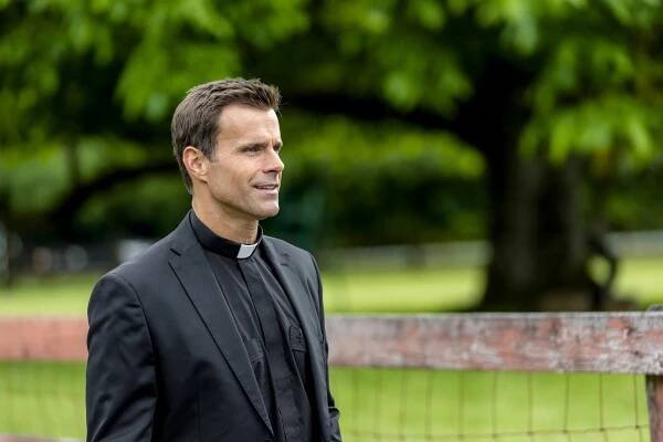 At Home in Mitford - Z filmu - Cameron Mathison