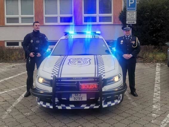 Městská policie Lázně Bohdaneč převzala nový Dodge Charger