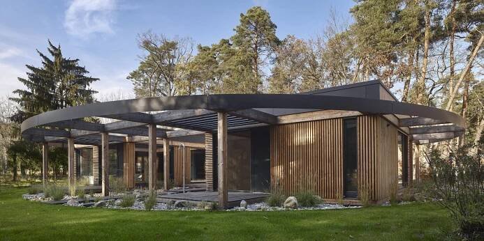 Architekti Kersku. Ve slavné Hrabalově osadě vyrostl rodinný dům, který zkouší bystrost smyslů