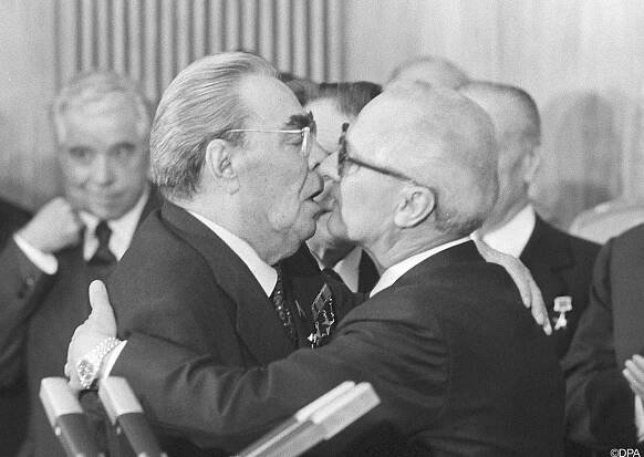 Líbání komunistických pohlavárů je podle historiků zřejmě převzato z církve. Odzvonilo mu s pádem SSSR