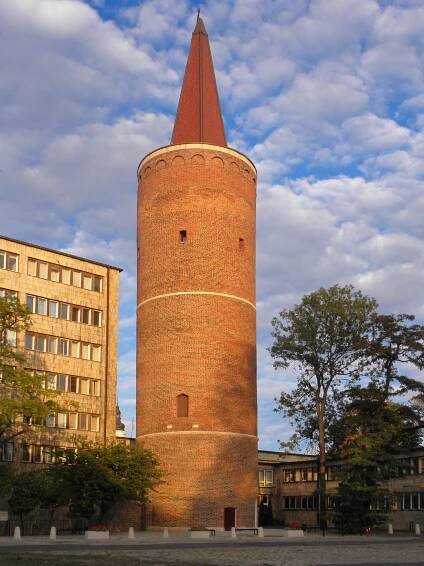 Soubor:Opole, wieża zamku piastowskiego "Na Ostrówku".jpg – Wikipedie