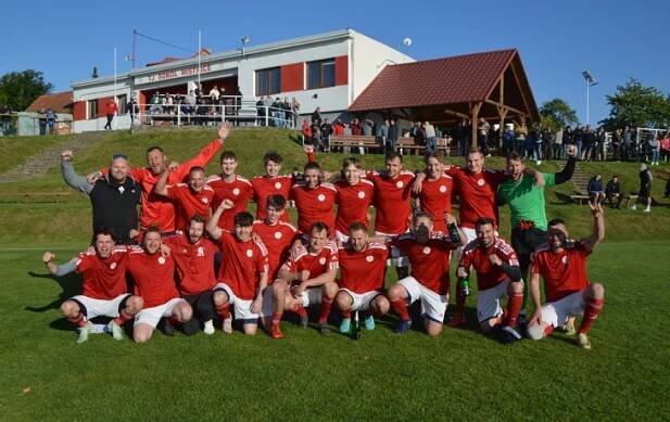 Oslavy rozjela unikátní vítězná série, tým oživil zlatou éru Ajaxu | iDobryDen