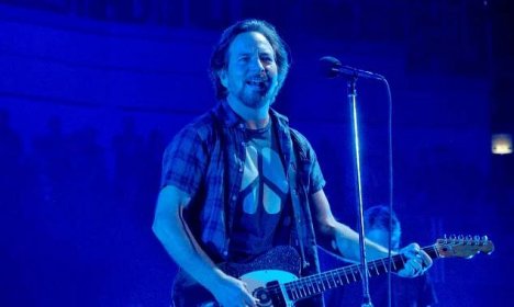 Páteční koncert Pearl Jam v Praze nebude. Frontman má nemocné hlasivky