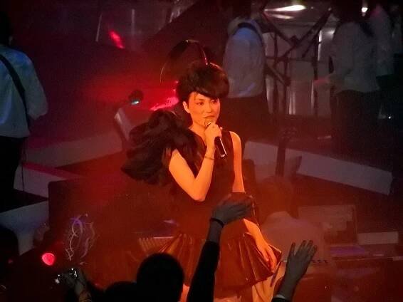 Súbor:Faye Wong in concert 2003.jpg – Wikipédia