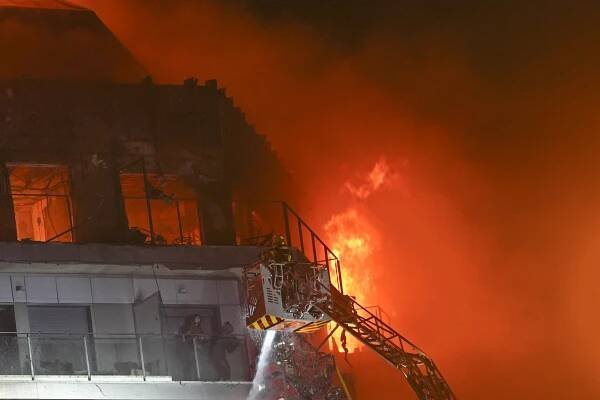 Plameny doslova svištěly nahoru. Ve Valencii hořel 14patrový dům, vzplál ohromující rychlostí