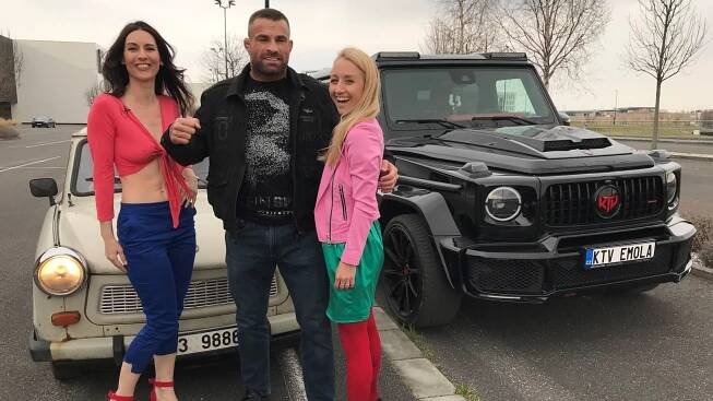 Bizarní. Karlos Vémola v trabantu přiznal sexy moderátorkám krádeže benzínu i řízení bez papírů