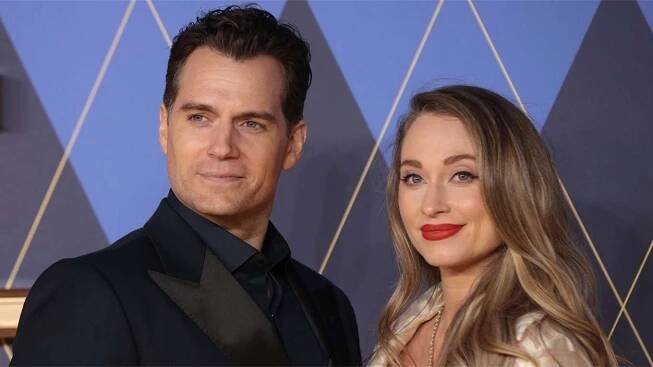 Ze Supermana je táta! Herec Henry Cavill s přítelkyní Natalií Viscuso byli spatřeni s kočárkem | Foto: Profimedia.cz
