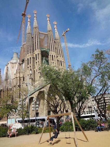 Antoni Gaudí - HOLE STORIES