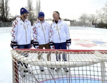 Petr Nedvěd, Jiří Novotný a Slavomír Lener zkouší led v olympijském parku na Letné.