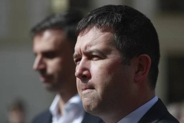 Spíše proti. Hamáček straníky na Plzeňsku k vládnímu angažmá nepřesvědčil
