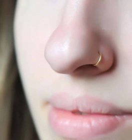 Náušnice do nosu (83 fotografií): jak se to jmenuje, jak se vkládají zlaté náušnice, zádrhel, typy, malé s diamantem