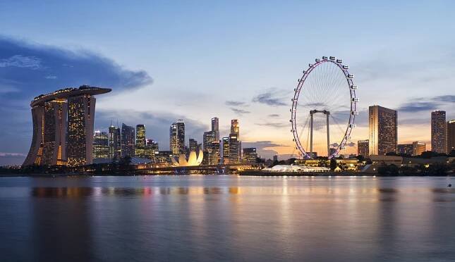 Soubor:Singapore skyline at sunset viewed from Gardens by the Bay East - 20120426.jpg – Wikipedie